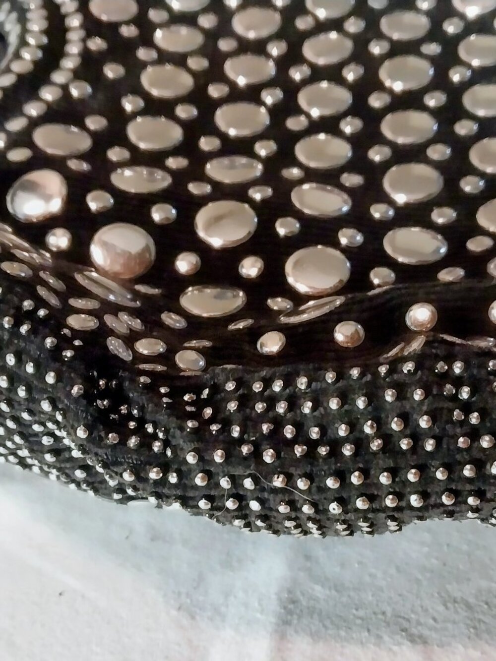 Mid century round flat handbag with big silver metal sequins. - Picture 9 of 12